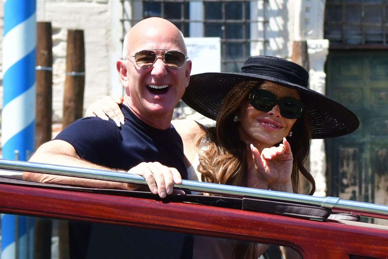 NASMEJANI MAŠU I POZIRAJU, A ITALIJANI SE MOLE DA IM VIŠE NIKAD NE DOĐU! Najomraženiji mladenci idu kući posle 3 dana ludog provoda (FOTO)