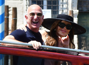 NASMEJANI MAŠU I POZIRAJU, A ITALIJANI SE MOLE DA IM VIŠE NIKAD NE DOĐU! Najomraženiji mladenci idu kući posle 3 dana ludog provoda (FOTO)