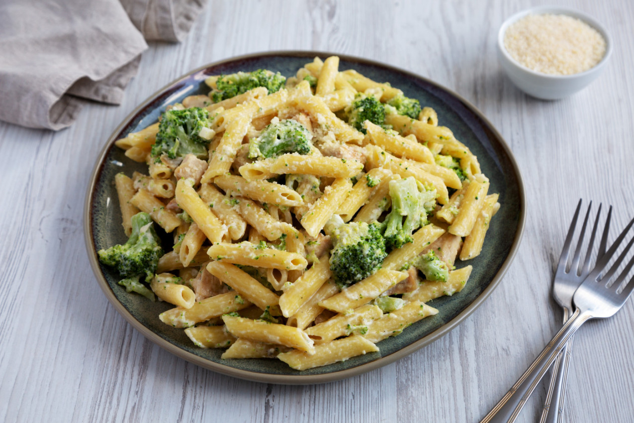 RUČAK ZA 20 MINUTA, spas za letnje vrućine: Kremast sos mu daje pečat, a nećete stajati pored šporeta ceo dan