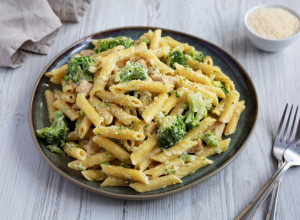 RUČAK ZA 20 MINUTA, spas za letnje vrućine: Kremast sos mu daje pečat, a nećete stajati pored šporeta ceo dan