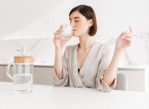 DA LI JE PAMETNO PITI HLADNU VODU NA VISOKIM TEMPERATURAMA: Mislite da vas rashlađuje, a jednoj grupi ljudi to se nikako ne preporučuje