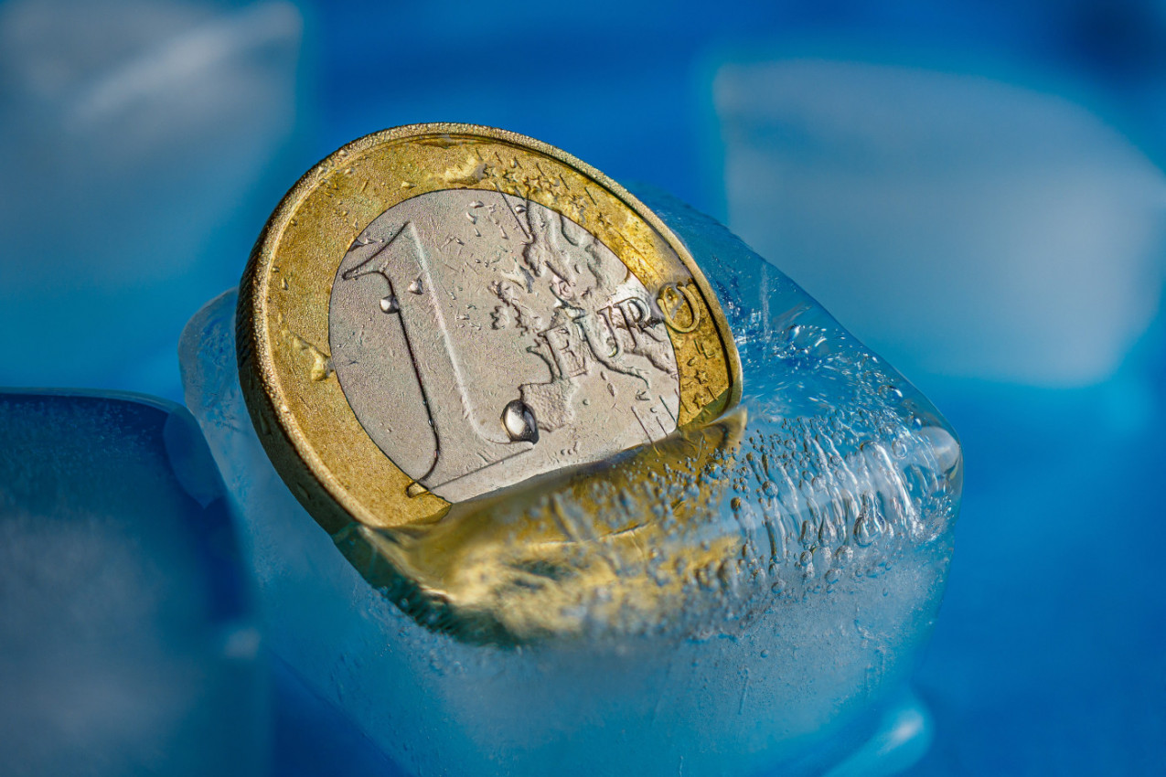 PRE POLASKA NA ODMOR STAVITE ČAŠU SA VODOM I NOVČIĆ U FRIŽIDER: Kada se vratite kući, saznaćete NAJVAŽNIJU stvar!