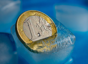 PRE POLASKA NA ODMOR STAVITE ČAŠU SA VODOM I NOVČIĆ U FRIŽIDER: Kada se vratite kući, saznaćete NAJVAŽNIJU stvar!