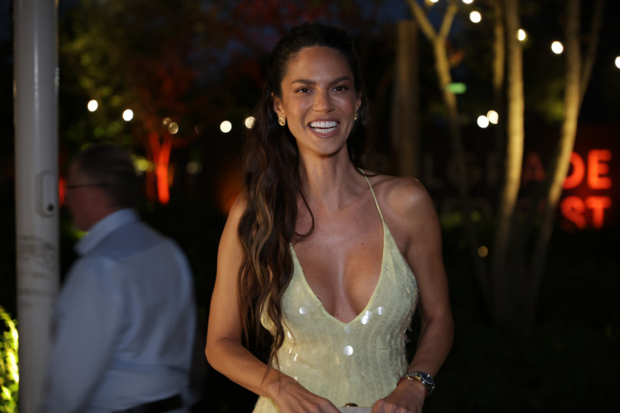 DANIJELA DIMITROVSKA BACILA PARIZ POD NOGE: Dok su Francuskinje gledale u unikatnu bluzu, ostali nisu mogli da skrenu pogled sa jednog detalja! (FOTO)