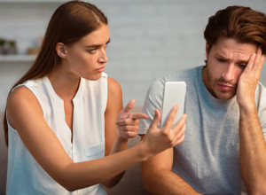 PARTNER SA KOJIM IMA DVOJE DECE JU JE PITAO DA BUDU U "OTVORENOJ VEZI": Odmah sam pokušala da se domognem njegovog telefona, znala sam šta krije!