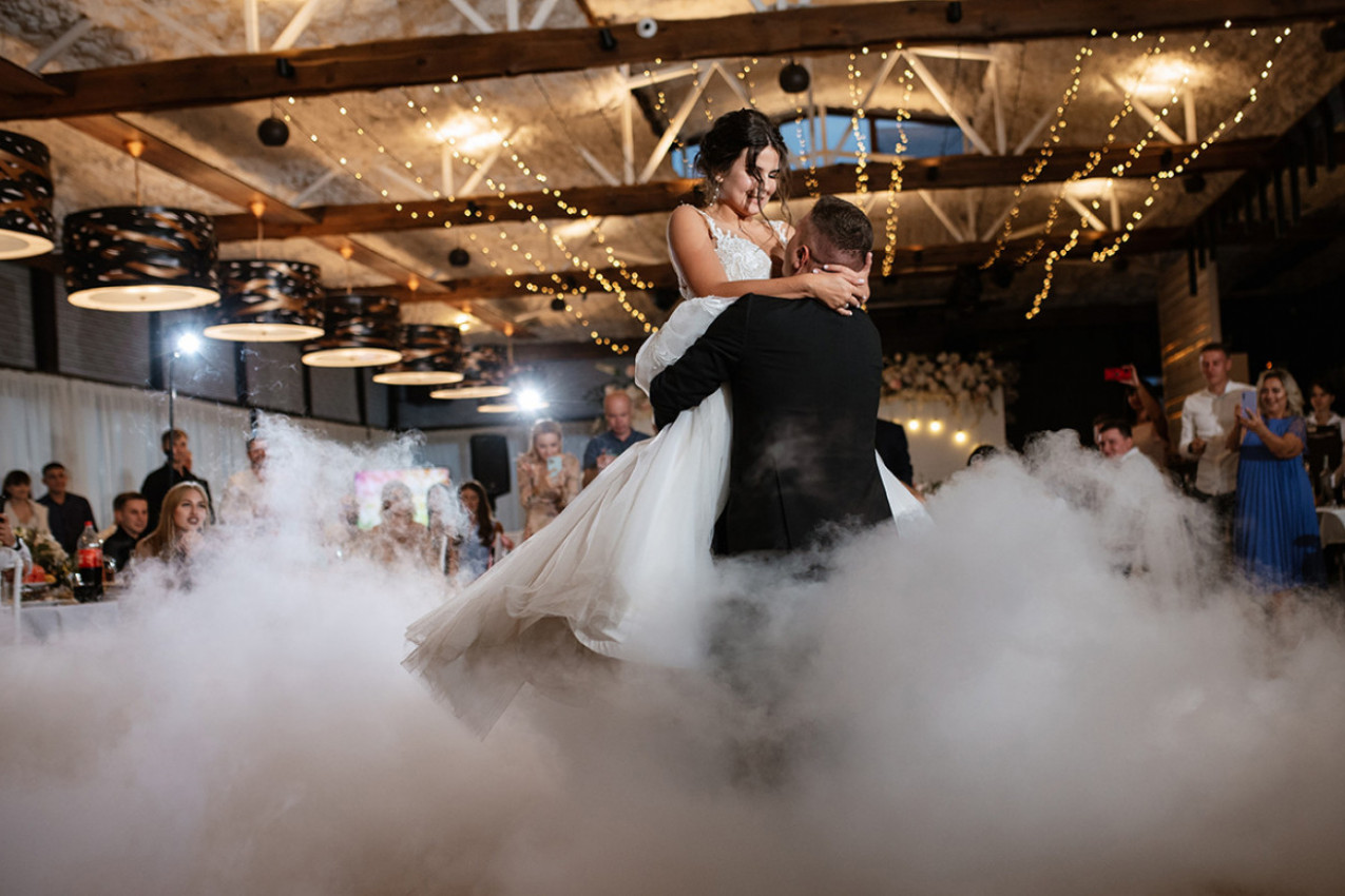 OVAKAV POKLON ZA SVADBU NIKO NIJE DOBIO, 17 LEPOTICA IGRALO SAMO ZA NJEGA: Mladoženja zanemeo, ljudi ne veruju da se ovo dogodilo (VIDEO)