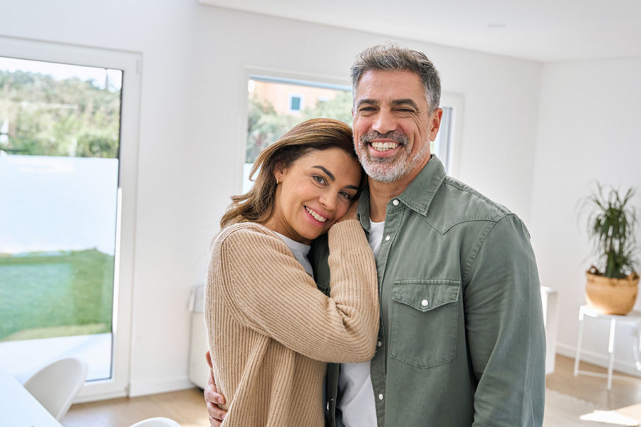 PRE UDAJE SAM IZLAZILA SA PRIJATELJEM SVOGA MUŽA: Kada me je privio u zagrljaj posle 30 godina, tlo mi se pomerilo pod nogama!