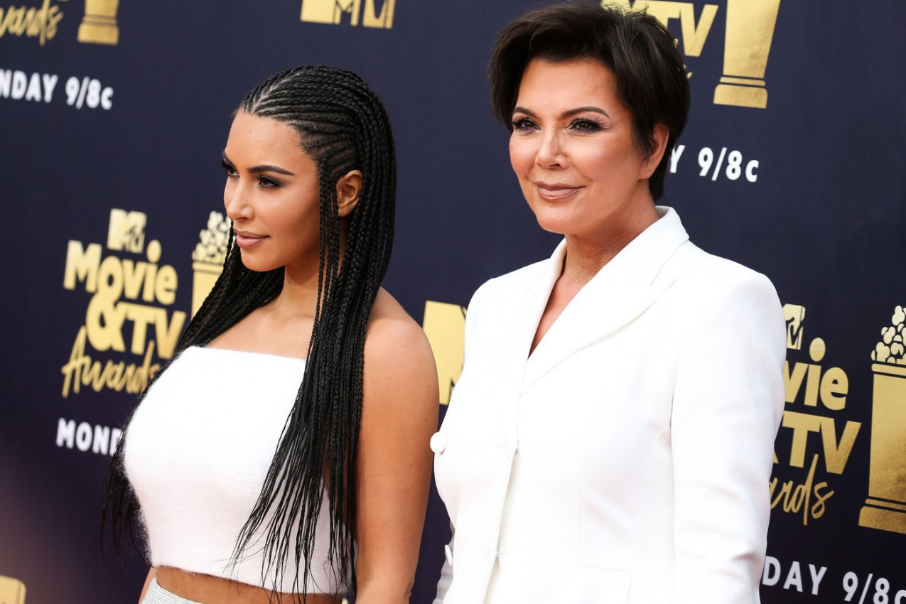 MAJKA KIM KARDAŠIJAN SE OPERISALA DA IZGLEDA KAO ĆERKA, pa se pohvalila fotkom savršenog tela: Da li je ovo najlošiji fotošop?