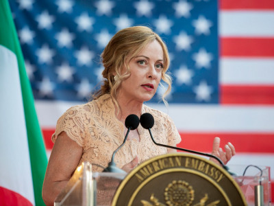 Đorđa Meloni drži govor