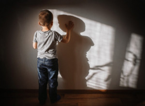 ZAŠTO AUTIZAM ČEŠĆE POGAĐA DEČAKE: Zabrinuti naučnici - da li je za sve "kriva" hemikalija koja se nalazi čak i u vodi!