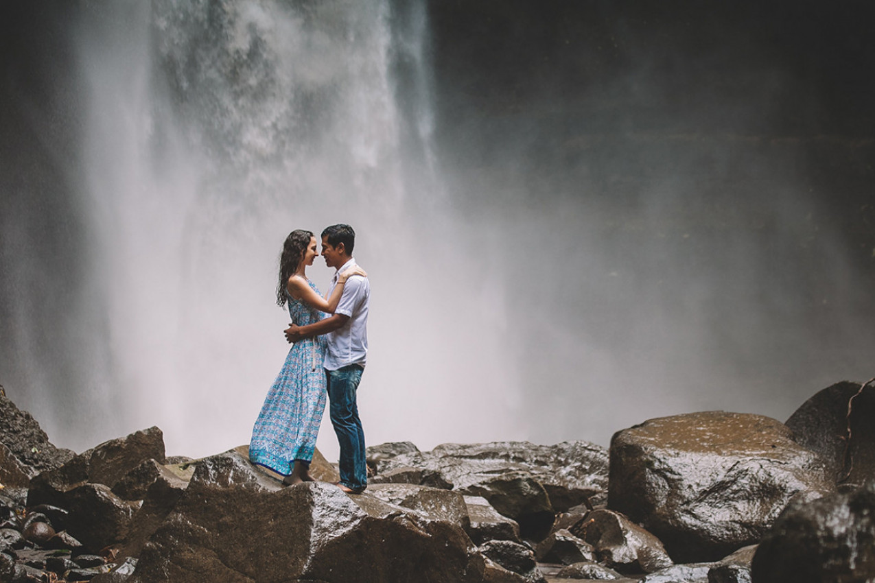 IZABRAO JE VODOPAD ZA ROMANTIČNU PROSIDBU: Mladić je izvadio prsten, a onda je u deliću sekunde nestao! (VIDEO)