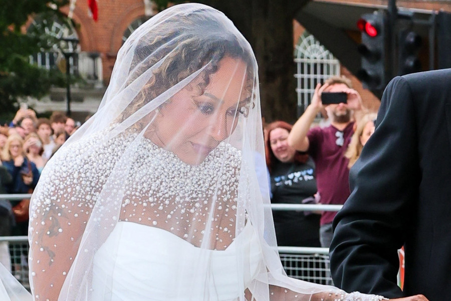 PEVAČICA MEL BI PO TREĆI PUT STALA NA LUDI KAMEN: Evo ko je njen 13 godina mlađi muž koji se pojavio u kiltu i dokolenicama na venčanju! (FOTO)