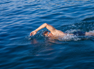 ŠTA SE DEŠAVA U TELU KAD PLIVAMO: 5 promena koje ćete osetiti, jedna je izuzetno važna za ovaj vitalan organ!