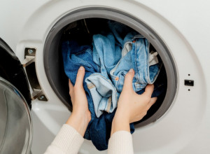 TRIK KOJI ZAUVEK MENJA NAČIN PRANJA FARMERKI: Uradite OVO pre pranja i sačuvaćete im oblik kao kada ste ih tek kupili!