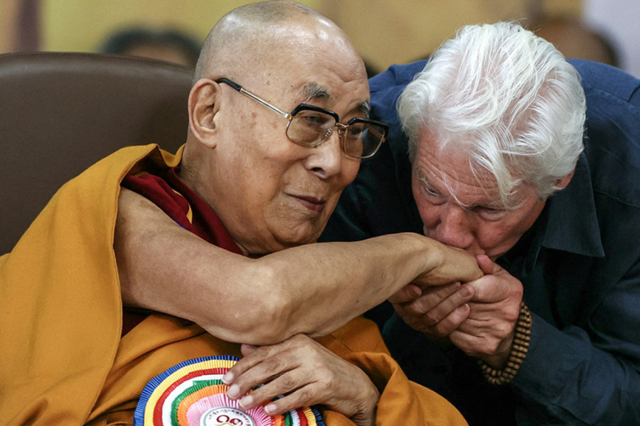 Tibetanski duhovni vođa Dalaj Lama slavi 90. rođendan uz molitvu za mir. Na proslavi je viđen i Ričard Gir koji mu je poljubio ruku u znak poštovanja