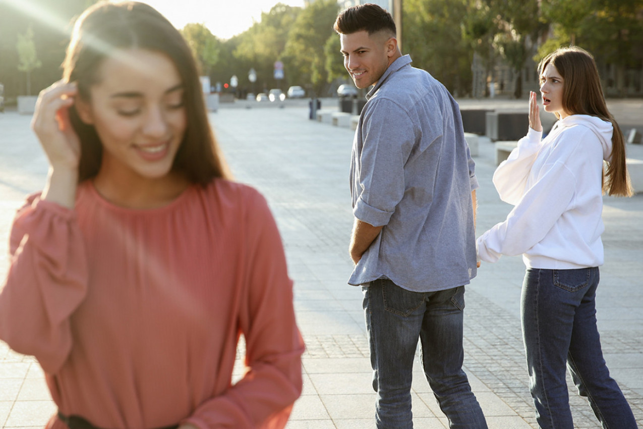 MOJ SUPRUG JE NASRED ULICE ZASTAO I OKRENUO SE ZA DRUGOM: Reči koje mi je potom uputio ne mogu da izbacim iz glave!