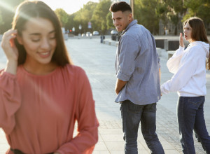MOJ SUPRUG JE NASRED ULICE ZASTAO I OKRENUO SE ZA DRUGOM: Reči koje mi je potom uputio ne mogu da izbacim iz glave!