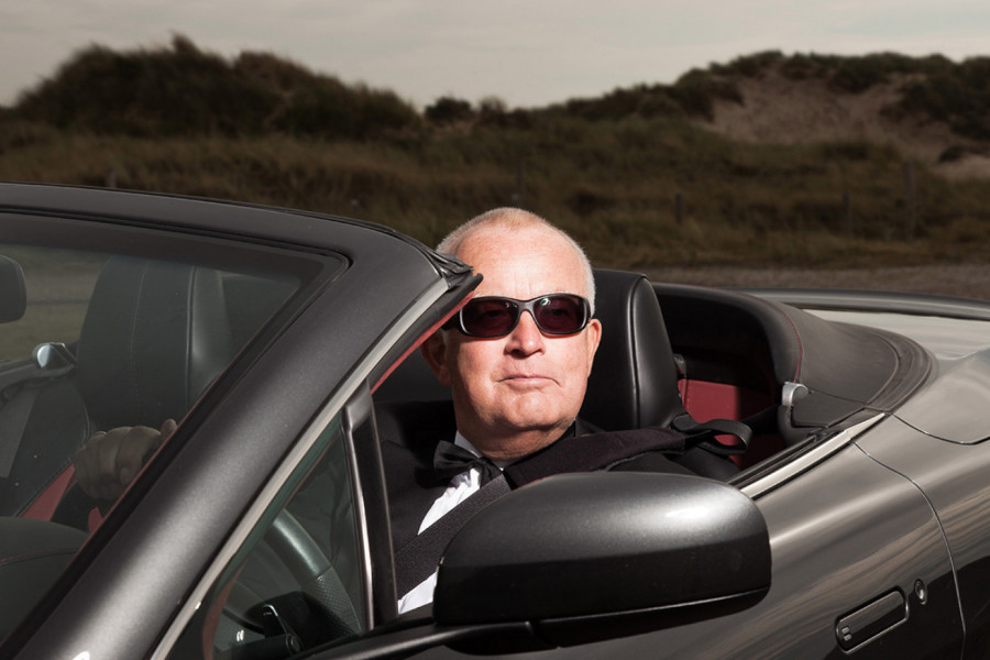 STARIJI ČOVEK JE "STARTOVAO" PRILIČNO MLAĐU DEVOJKU: Zevala je nezainteresovano, dok nije videla njegov automobil, onda usledio totalni preokret! (VIDEO)