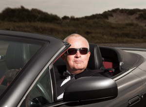 STARIJI ČOVEK JE "STARTOVAO" PRILIČNO MLAĐU DEVOJKU: Zevala je nezainteresovano, dok nije videla njegov automobil, onda usledio totalni preokret! (VIDEO)