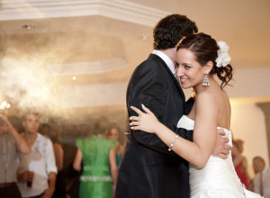 UMESTO PRVOG PLESA, MLADA JE ZBACILA VENČANICU I ZAPOČELA SOLO NASTUP: Gosti zanemeli, a tek da vidite reakciju mladoženje! (VIDEO)