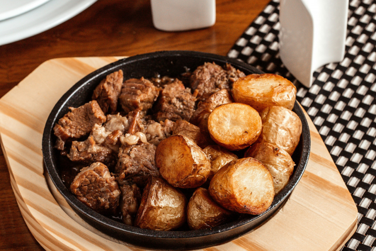 DINSTANI SVINJSKI VRAT: Sočno meso kom niko ne može da odoli, uz krompiriće je savršeno