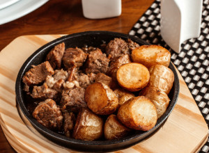 DINSTANI SVINJSKI VRAT: Sočno meso kom niko ne može da odoli, uz krompiriće je savršeno