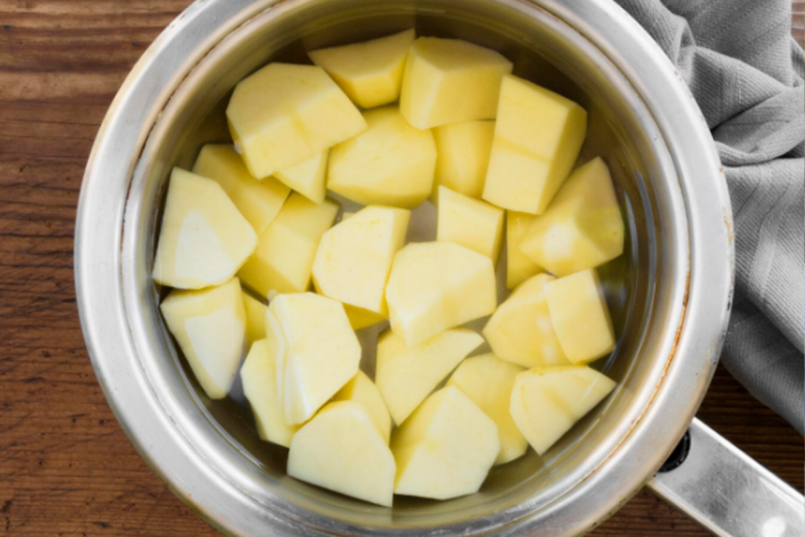 SO NIJE DOVOLJNA: U vodu u kojoj se kuva krompir dodajte i ovaj sastojak, a ukus će se prepričavati