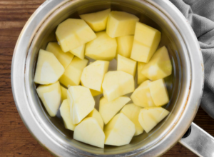 SO NIJE DOVOLJNA: U vodu u kojoj se kuva krompir dodajte i ovaj sastojak, a ukus će se prepričavati