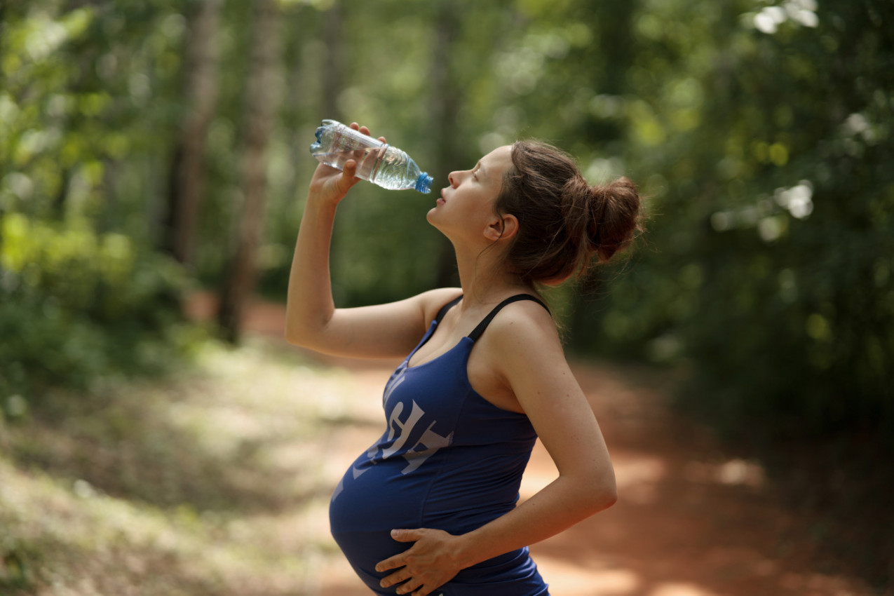 NAUČNICI OTKRILI KOLIKO SE GODIŠNJE MIKROPLASTIKE UNESE U TELO: Pronađena je i u jajnicima i testisima, oprez - utiče na plodnost!