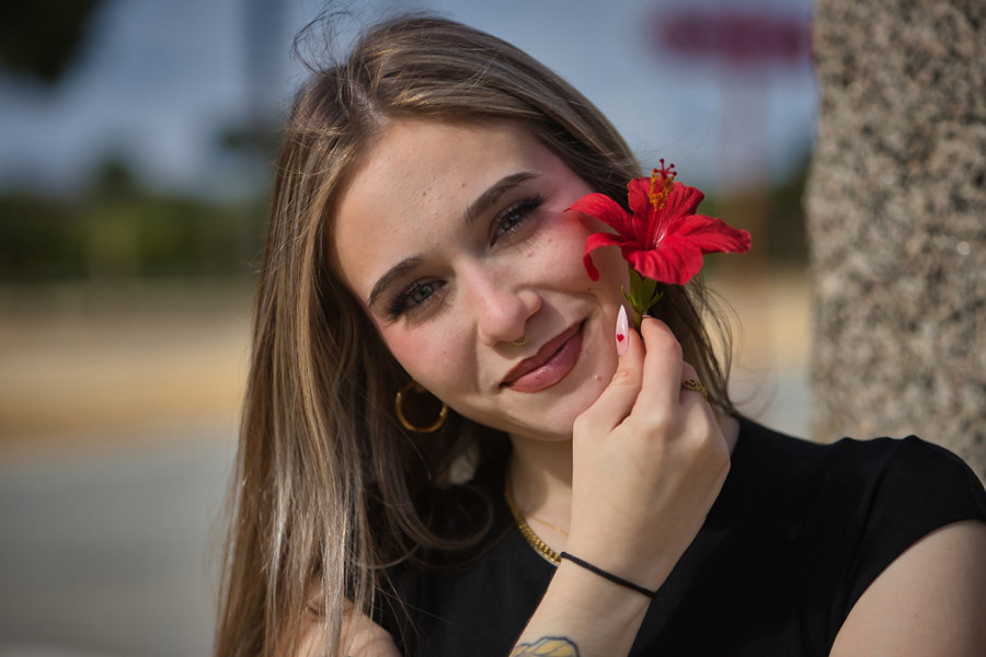 SVAKODNEVNO JOJ JE NESTAJALO CVEĆE HIBISKUSA: Lopova najzad slučajno usnimila, zapanjila se kada je shvatila ko je to! (VIDEO)