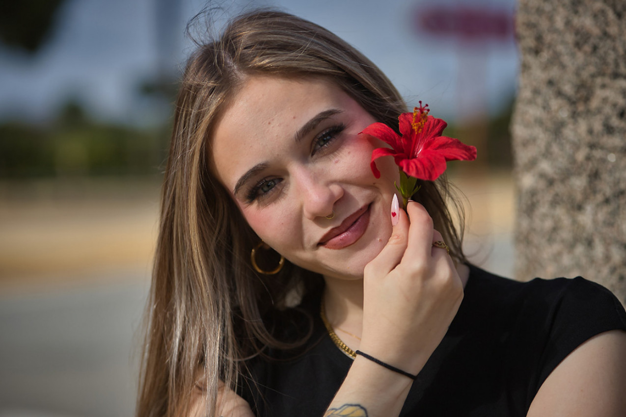 SVAKODNEVNO JOJ JE NESTAJALO CVEĆE HIBISKUSA: Lopova najzad slučajno usnimila, zapanjila se kada je shvatila ko je to! (VIDEO)