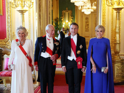 Brižit Makron u haljini kraljevsko plave boje u zasenak je bacila kraljicu Kamilu