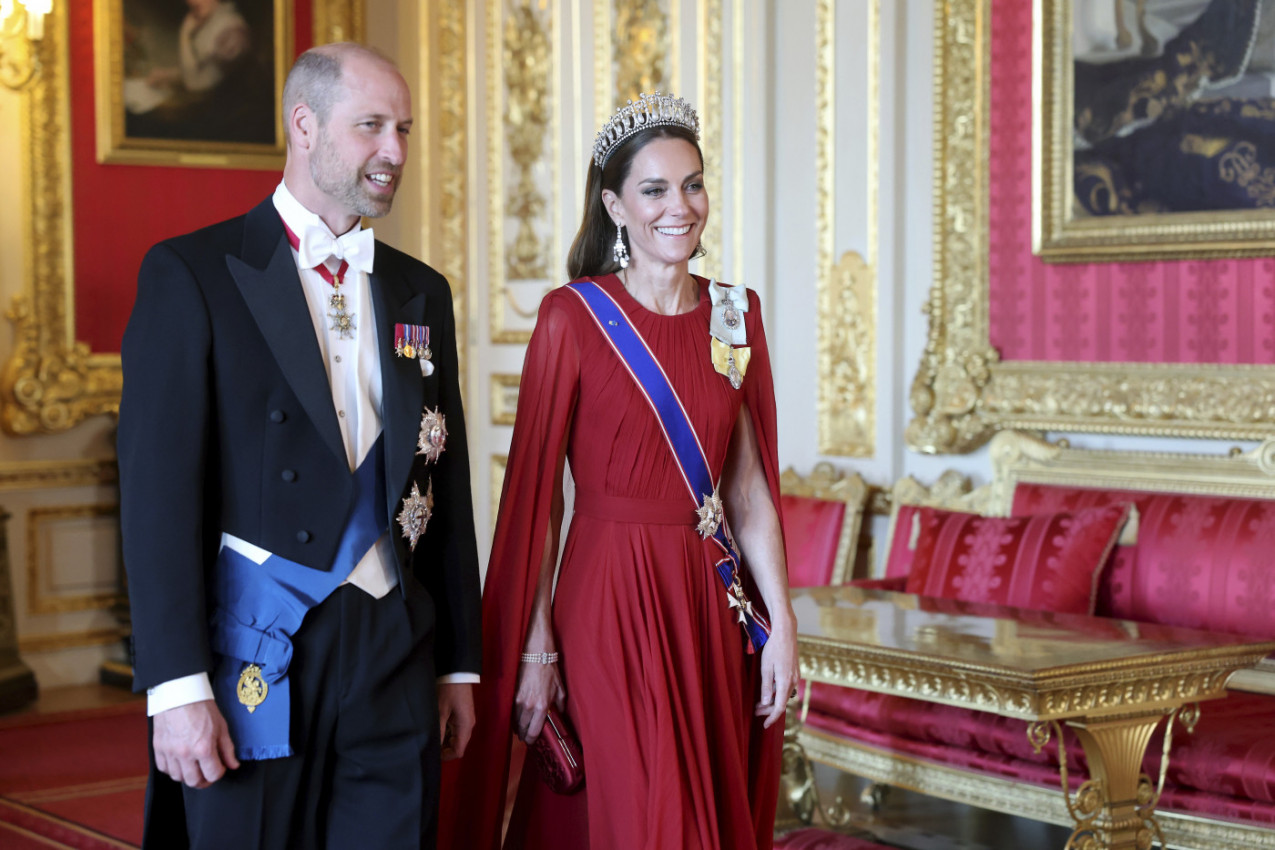 BRIŽIT MAKRON ZASENILA KRALJICU NA SVEČANOJ VEČERI: Šta se jelo i pilo na britanskom dvoru i zašto svi pričaju o haljini Kejt Midlton! (FOTO GALERIJA)