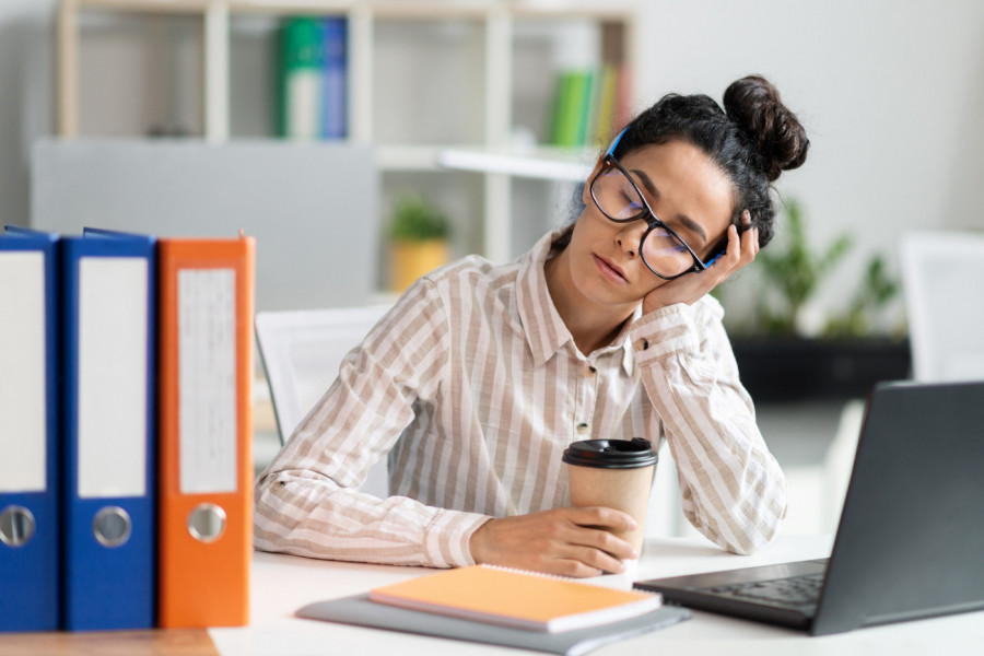 UMORNI STE TOLIKO DA VAM PADA GLAVA: Isprobajte novu metodu za osveženje celog tela i to za svega 10 minuta dremanja! (VIDEO)