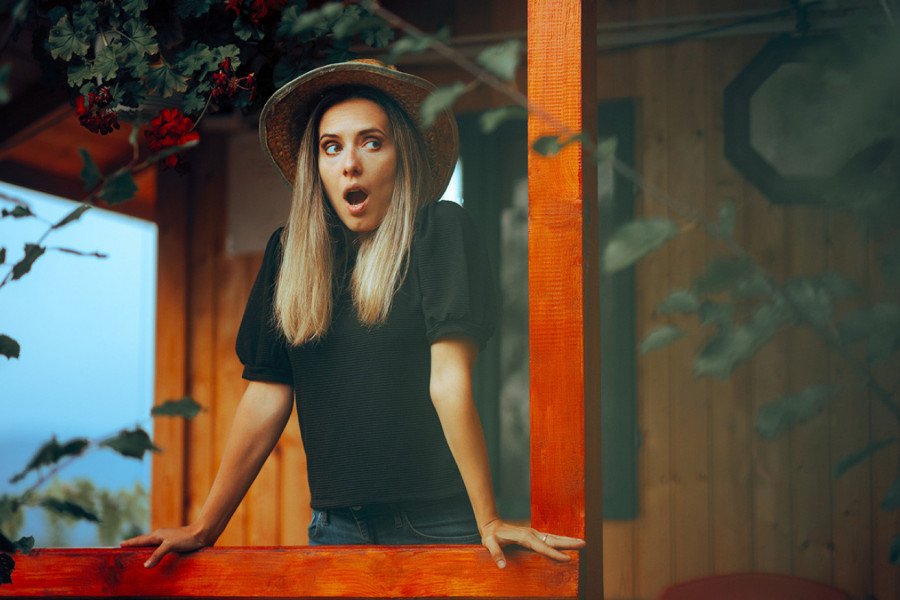 MISLILA JE DA JE KOMŠINICA UHODI KADA JOJ JE PONOVO POKUCALA NA VRATA: "Pričala je nepovezano, a onda je izvadila fotogafiju koja mi je uništila brak!"