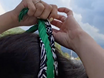 Nežno je zavežite na potiljku