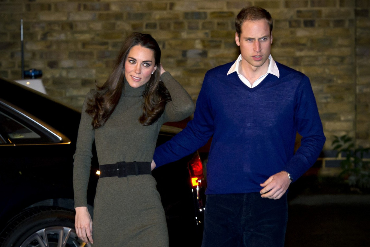 DOVOLJAN JE BIO JEDAN POGLED NA GOLIŠAVU KEJT DA VILIJAM PADNE: Prošetala modnom pistom u totalno providnoj haljini i donjem vešu - sve se videlo! (FOTO)