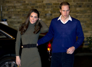 DOVOLJAN JE BIO JEDAN POGLED NA GOLIŠAVU KEJT DA VILIJAM PADNE: Prošetala modnom pistom u totalno providnoj haljini i donjem vešu - sve se videlo! (FOTO)