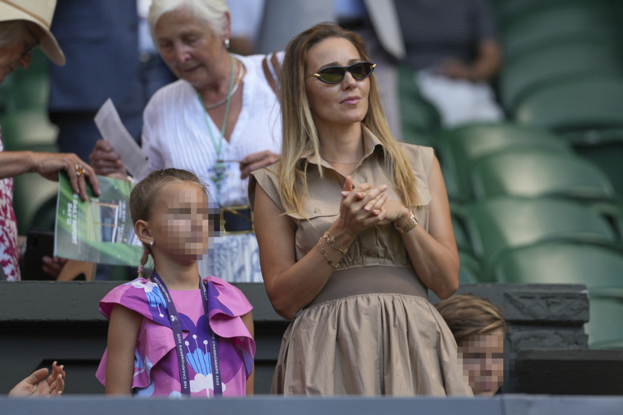 JELENA ĐOKOVIĆ NA NOGAMA IZ LOŽE BODRI NOVAKA: Savršeno stilozovana, ali su svi gledali samo u njene ruke, evo i zašto! (FOTO)