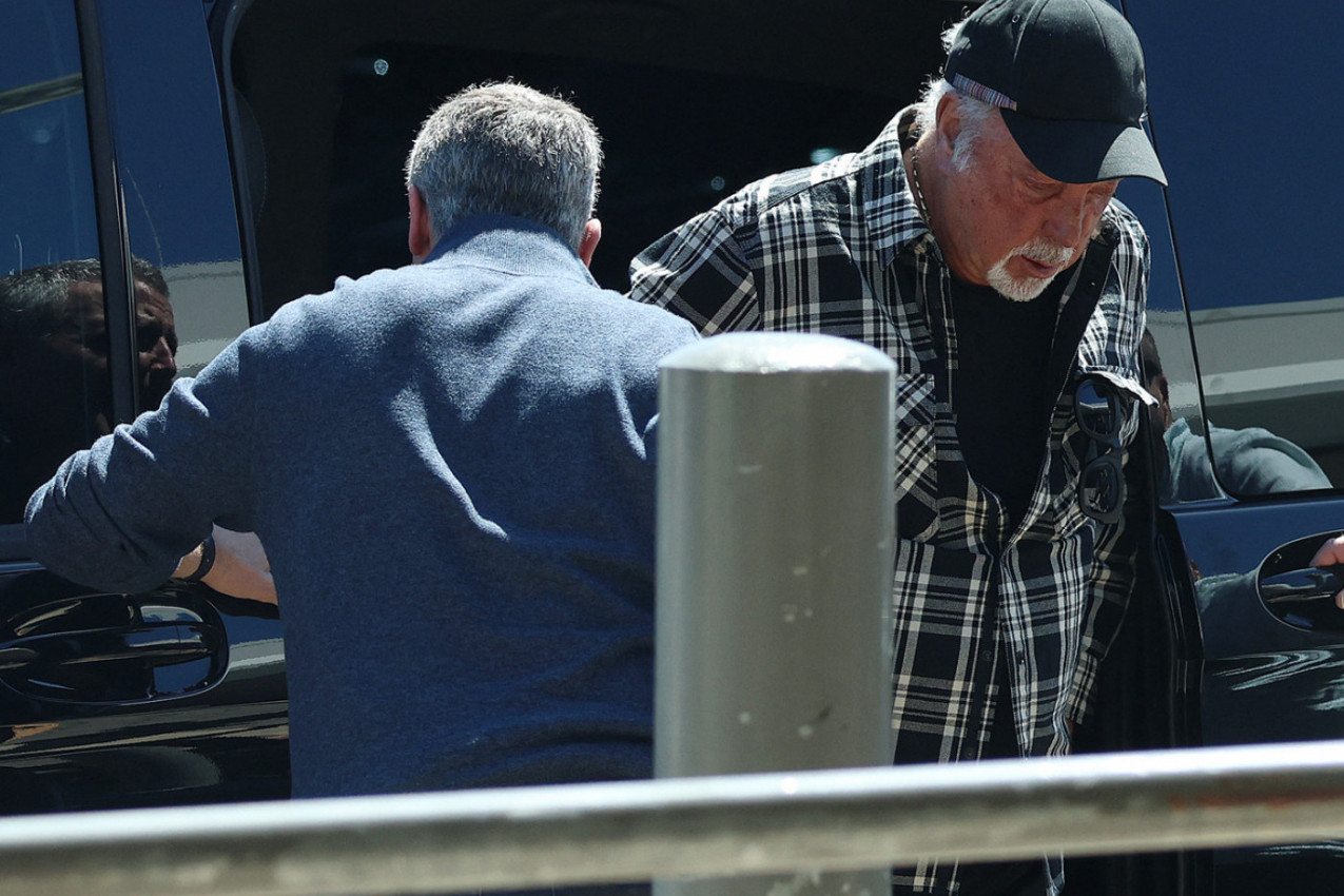 IMA 300 MILIONA, A DETE MU LUTA ULICAMA: Pevač nikad nije video sina koji prosi za hranu, njegovo objašnjenje ostavlja bez reči