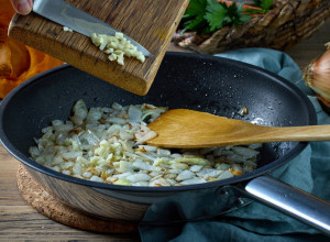 NE MILI VAM SE DA PRŽITE LUK JER VAM SE POSLE CELA KUĆA OSEĆA: Ima rešenja - samo jedan sastojak menja sve, a svi ga imamo u kući!