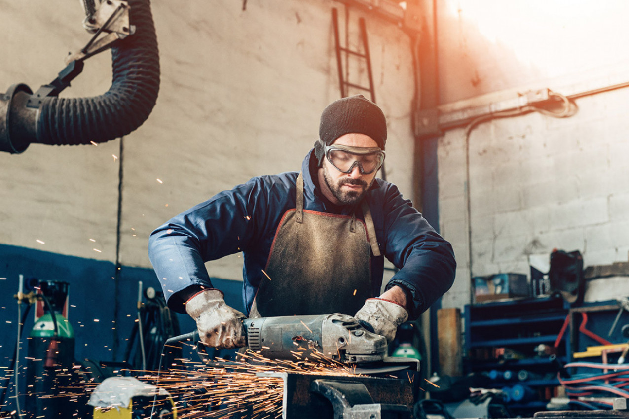 ŽENA JE DANIMA SLUŠALA BUKU I ČUDNE ZVUKOVE IZ GARAŽE: A, onda je otkrila šta je njen muž krišom radio i samo je zaplakala! (VIDEO)