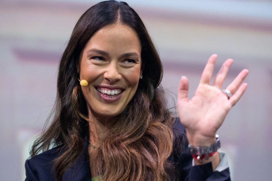 LEPRŠAVO I OPASNO ZAVODLJIVO: Ana Ivanović u nikad izazovnijem izdanju na moru - otkriva ono što svi žele da vide!