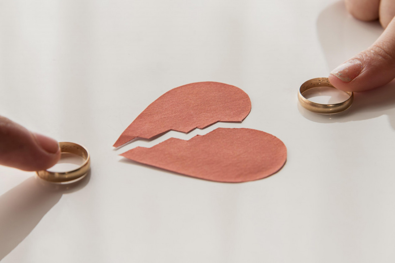 Ako moraš stati da razmisliš da li voliš nekoga, odavno ga ne voliš.