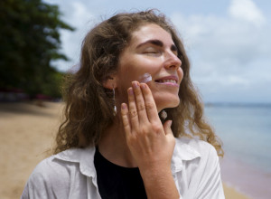 AKO KREMU ZA SUNČANJE NE STAVITE OVAKO, kao da je niste ni stavili, upozorava čuveni dermatolog
