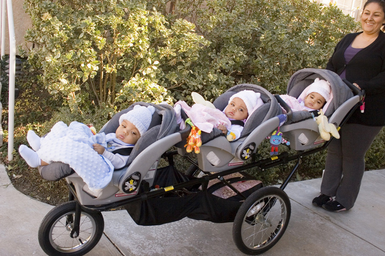 PAR JE USVOJIO TROJKE, 7 DANA KASNIJE DESILO SE NEZAMISLIVO: Čak je i doktor zanemeo, nije verovao da je to moguće! (VIDEO)