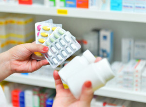 Lek koji Srbi masovno piju ne sme da se uzima sa alkoholom: Lekari upozoravaju da je to OPASNO