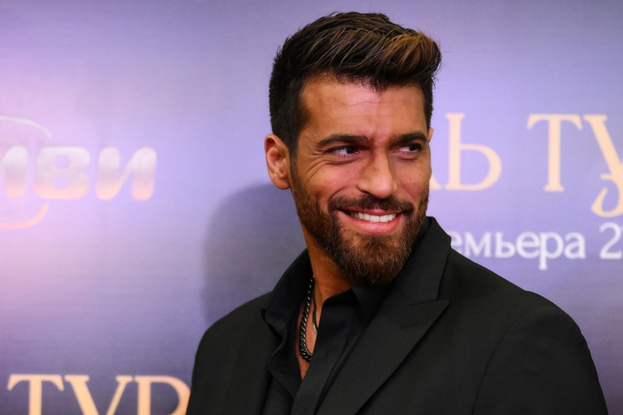 OMILJENI TURSKI GLUMAC LUDUJE NA ODMORU, PA SE SKINUO PRED SVIMA: Neukrotivi neženja zapravo je iz SRBIJE (FOTO)