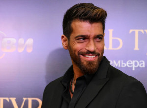 OMILJENI TURSKI GLUMAC LUDUJE NA ODMORU, PA SE SKINUO PRED SVIMA: Neukrotivi neženja zapravo je iz SRBIJE (FOTO)