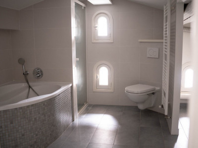 Kupatilo u svedenim, belim tonovima